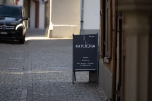 Schwarzarbeit und Prostitution in der Zuger «Im Hof Bar»?