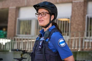 Mit dem E-Bike auf Streife: Unterwegs mit Zugs Ortspolizistin Petra Weber